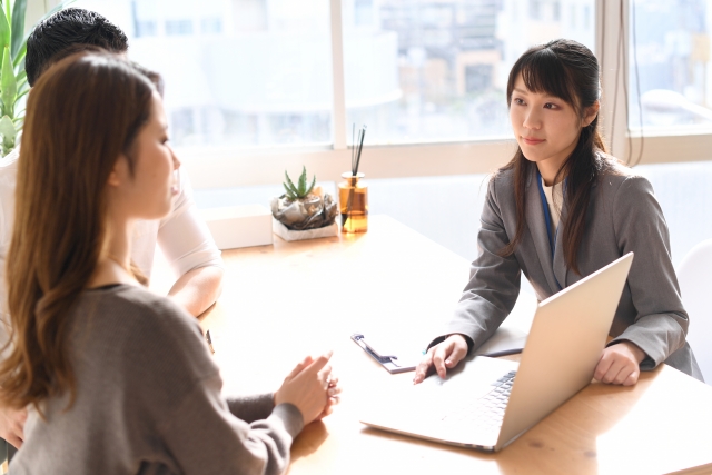 賃貸仲介業者と打ち合わせ中